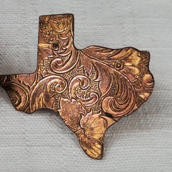 Vintage Metal Texas Cut Floral Etched Metal Bronze Finish Earrings SET OF 2 - Picture 3 of 14